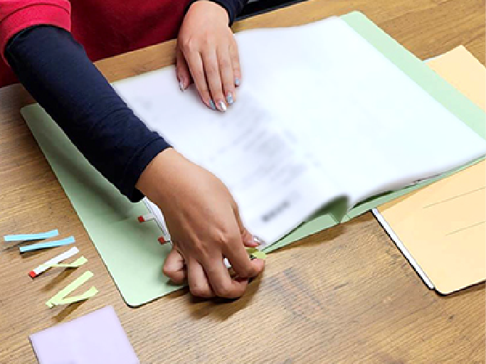 書類を仕分けしている様子