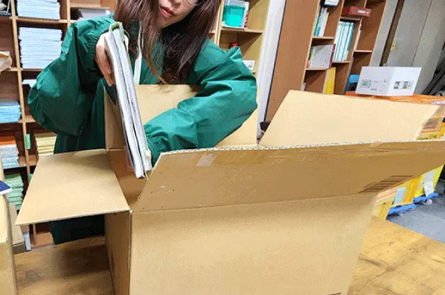 機密文書の梱包代行をしている様子